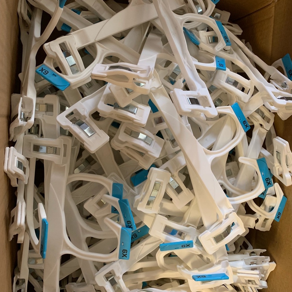 COPY - 90 PLASTIC HANGERS CLOTHES